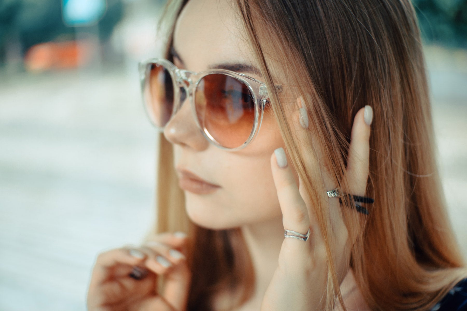 These sunglasses have oversized frames to hide the face